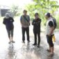 Wali Kota Tangerang Sachrudin Didampingi Kepala Dinas PUPR Kota Tangerang Taufik Syahzaeni saat meninjau Banjir di Wilayah Ciledug Indah. Foto: ist 