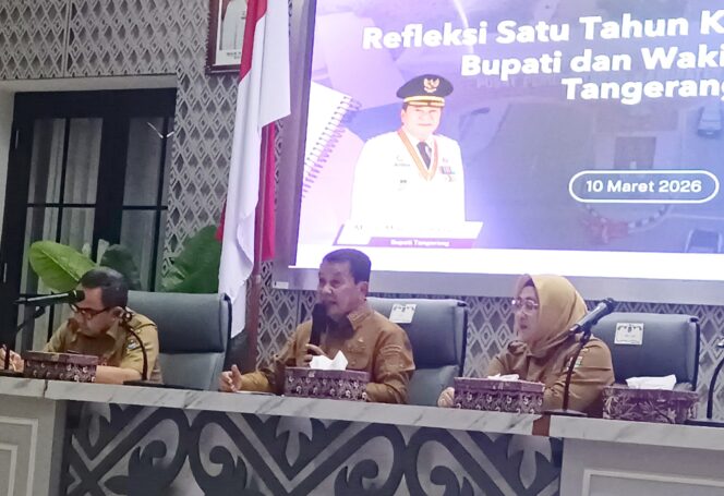 
 Bupati Tangerang Moch Maesyal Rasyid Didampingi Wakil Bupati Tangerang Intan Nurul Hikmah dan sekretaris Daerah Kabupaten Tangerang Soma Atmaja saat Refleksi Satu Tahun Kepemimpinan yang berlangsung di Pendopo Bupati Tangerang, Selasa (10/03/2026). Foto: TangerangPos 