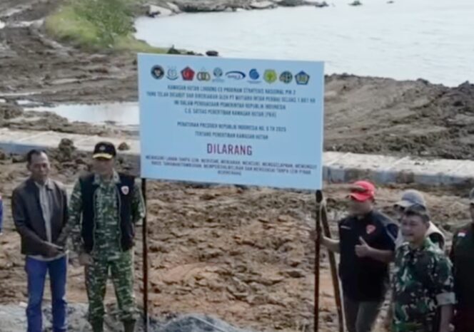 
 Satgas PKH (Satuan Tugas Penertiban Kawasan Hutan) saat memasang Plang Penguasaan Kembali oleh Negara Lahan Eks Lahan PSN PIK 2. Foto: @satgaspkhofficial