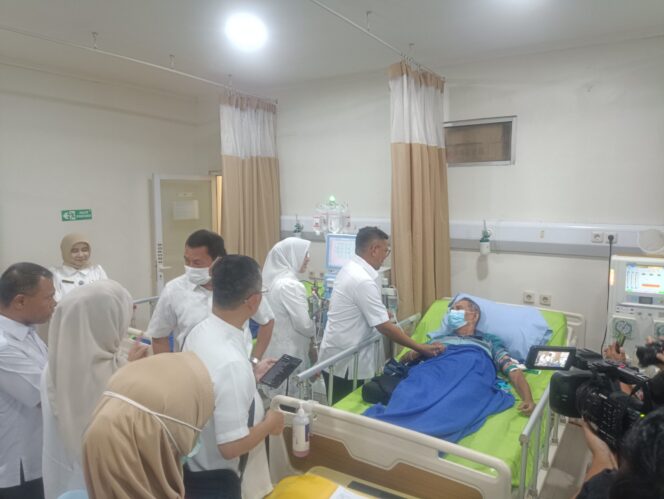 
 Gubernur Banten Andra Soni bersama Ibu Tinawati Andra Soni Didampingi Kadinkes Banten Ati Paramudji Hastuti dan Bupati Tangerang, Moch Maesyal Rasyid jenguk pasien dan Semangati Nakes di RSUD Kabupaten Tangerang. Foto: TangerangPos 