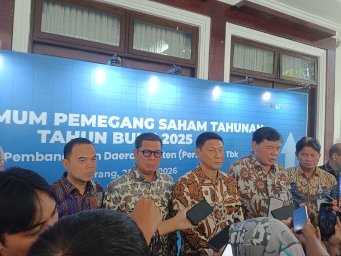 
 Direktur Utama Bank Banten Muhammad Busthami dan Sekretaris Daerah Provinsi Banten sekaligus Komisaris Bank Banten Deden Apriandhi Hartawan memberikan keterangan disela-sela RUPST Bank Banten. Foto: TangerangPos 