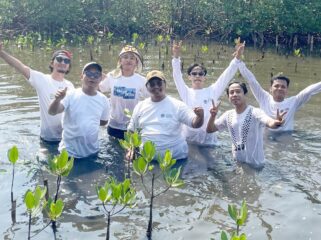 Aktivis dan Pegiat Lingkungan Hidup yang tergabung dalam Koalisi Aktivis Lingkungan Hidup Tangerang (Kalung) Gencarkan Penanaman Mangrove di Pesisir Utara Tangerang. Foto: TangerangPos 