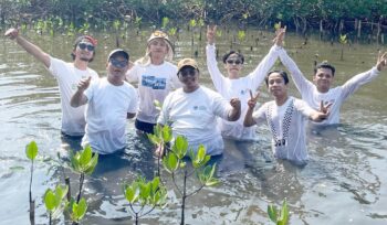 Aktivis dan Pegiat Lingkungan Hidup yang tergabung dalam Koalisi Aktivis Lingkungan Hidup Tangerang (Kalung) Gencarkan Penanaman Mangrove di Pesisir Utara Tangerang. Foto: TangerangPos 