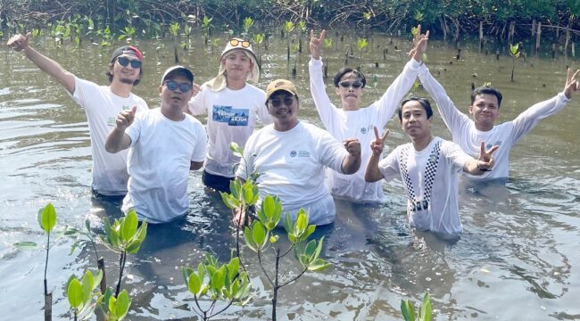 Aktivis dan Pegiat Lingkungan Hidup yang tergabung dalam Koalisi Aktivis Lingkungan Hidup Tangerang (Kalung) Gencarkan Penanaman Mangrove di Pesisir Utara Tangerang. Foto: TangerangPos 