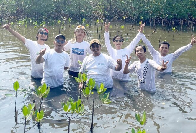 
 Aktivis dan Pegiat Lingkungan Hidup yang tergabung dalam Koalisi Aktivis Lingkungan Hidup Tangerang (Kalung) Gencarkan Penanaman Mangrove di Pesisir Utara Tangerang. Foto: TangerangPos 