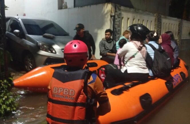 
 Petugas BPBD Tangerang Selatan mengevakuasi warga menggunakan perahu karet saat banjir merendam Perumahan Pondok Safari Indah, Jurangmangu Barat, Senin (4/5/2026) malam. Foto: @BPBD Tangerang Selatan. 