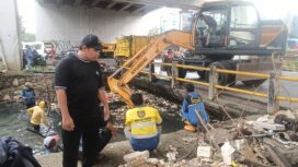 Anggota Komisi IV DPRD Kota Tangerang, Hendra Gunawan turut serta korve aksi bebersih sampah kali Sabi di bawah flyover Taman Cibodas, Uwung Jaya Kecamatan Cibodas Kota Tangerang. Foto: TangerangPos 