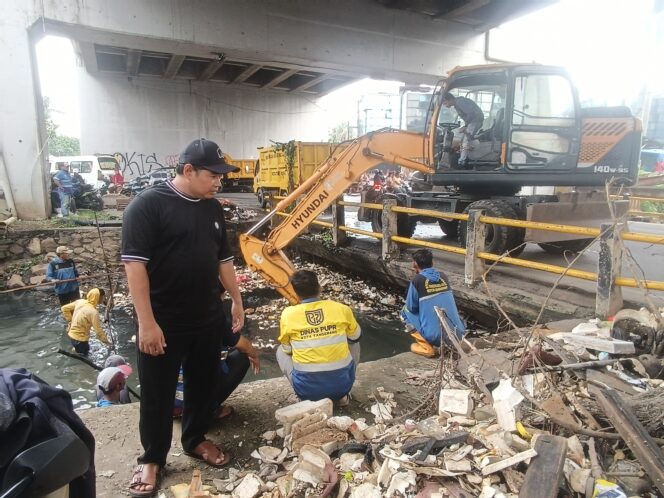 
 Anggota Komisi IV DPRD Kota Tangerang, Hendra Gunawan turut serta korve aksi bebersih sampah kali Sabi di bawah flyover Taman Cibodas, Uwung Jaya Kecamatan Cibodas Kota Tangerang. Foto: TangerangPos 
