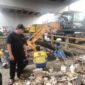 Anggota Komisi IV DPRD Kota Tangerang, Hendra Gunawan turut serta korve aksi bebersih sampah kali Sabi di bawah flyover Taman Cibodas, Uwung Jaya Kecamatan Cibodas Kota Tangerang. Foto: TangerangPos 