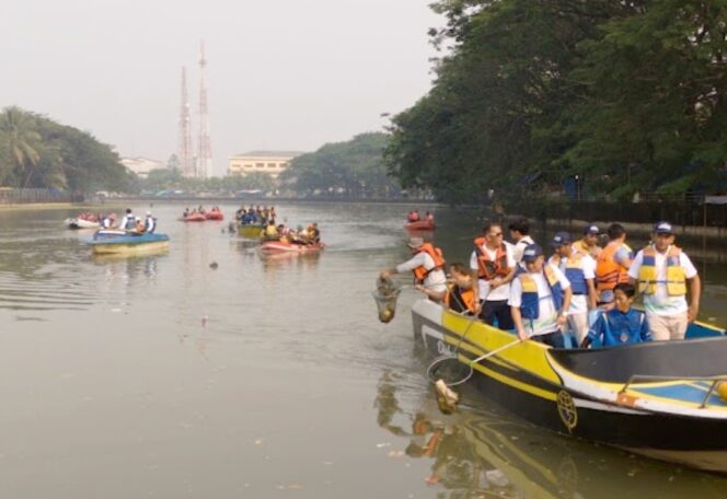 
 Kegiatan Aksi Bersih-bersih Sungai Cisadane dalam Rangka Memperingati Hari Lingkungan Hidup Sedunia dalam Acara Lebaran Cisadane yang diinisiasi oleh Banksasuci Foundation. Foto: TangerangPos 