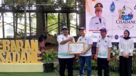 Kepala Kantor Cabang Bank Banten Wilayah Tangerang, Satrio Dwiono Lutfi Handrajati mewakili Direktur Utama Bank Banten menerima penghargaan Cisadane Awards 2026. Foto: TangerangPos 