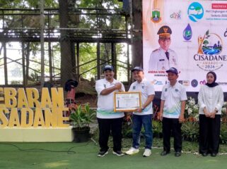 Kepala Kantor Cabang Bank Banten Wilayah Tangerang, Mochamad Satriyo mewakili Direktur Utama Bank Banten menerima penghargaan Cisadane Awards 2026. Foto: TangerangPos 