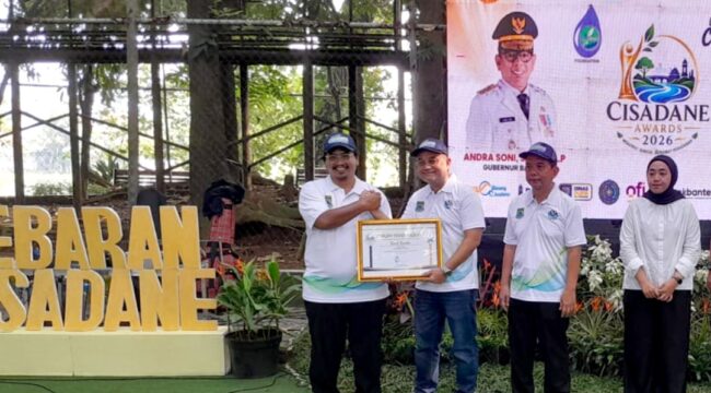 Kepala Kantor Cabang Bank Banten Wilayah Tangerang, Satrio Dwiono Lutfi Handrajati mewakili Direktur Utama Bank Banten menerima penghargaan Cisadane Awards 2026. Foto: TangerangPos 