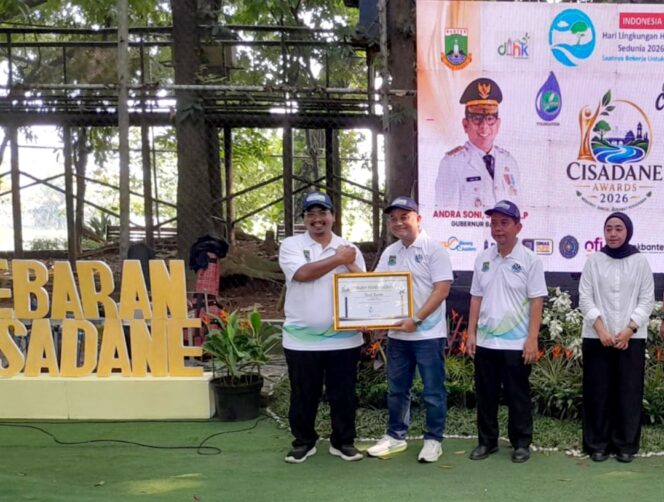 
 Kepala Kantor Cabang Bank Banten Wilayah Tangerang, Satrio Dwiono Lutfi Handrajati mewakili Direktur Utama Bank Banten menerima penghargaan Cisadane Awards 2026. Foto: TangerangPos 