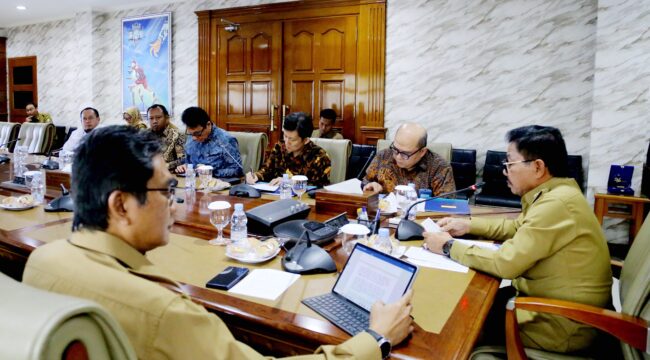 Wali Kota Tangerang Sachrudin Didampingi Kepala DPMPTSP Kota Tangerang Sugiharto Bagdja saat menerima Tim Uji Petik PTSP. Foto: Ist