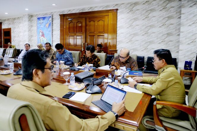 
 Wali Kota Tangerang Sachrudin Didampingi Kepala DPMPTSP Kota Tangerang Sugiharto Bagdja saat menerima Tim Uji Petik PTSP. Foto: Ist