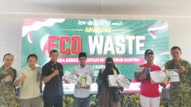Kepala Dinas Lingkungan Hidup dan Kehutanan Provinsi Banten Wawan Gunawan yang mewakili Wakil Gubernur Achmad Dimyati Natakusumah saat menghadiri Awarding Eco Waste di Bumi Perkemahan Taman Kopassus, Kota Serang. Foto: Iat