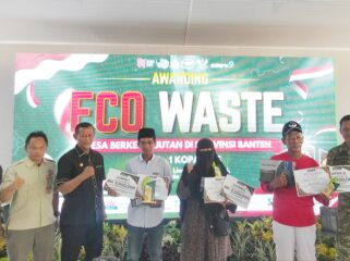 Kepala Dinas Lingkungan Hidup dan Kehutanan Provinsi Banten Wawan Gunawan yang mewakili Wakil Gubernur Achmad Dimyati Natakusumah saat menghadiri Awarding Eco Waste di Bumi Perkemahan Taman Kopassus, Kota Serang. Foto: Iat