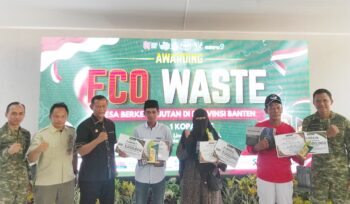 Kepala Dinas Lingkungan Hidup dan Kehutanan Provinsi Banten Wawan Gunawan yang mewakili Wakil Gubernur Achmad Dimyati Natakusumah saat menghadiri Awarding Eco Waste di Bumi Perkemahan Taman Kopassus, Kota Serang. Foto: Iat