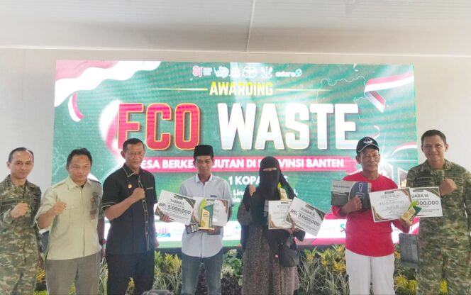 
 Kepala Dinas Lingkungan Hidup dan Kehutanan Provinsi Banten Wawan Gunawan yang mewakili Wakil Gubernur Achmad Dimyati Natakusumah saat menghadiri Awarding Eco Waste di Bumi Perkemahan Taman Kopassus, Kota Serang. Foto: Iat