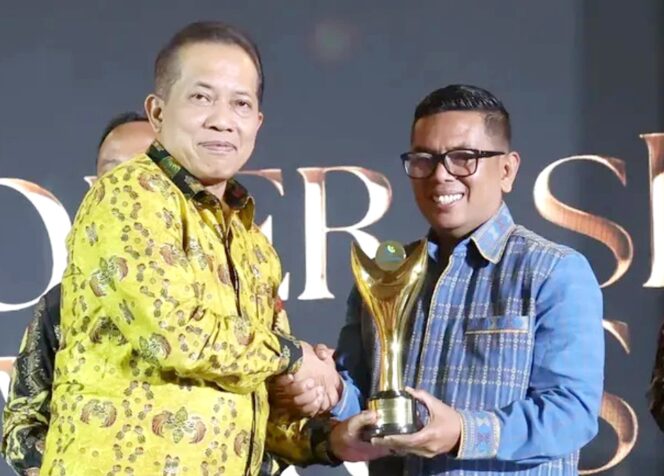 
 Menteri Koperasi Ferry Juliantono menyerahkan Penghargaan Bakti Koperasi Nayaka Mahambara kepada Gubernur Banten Andra Soni atas jasa dan dharmabakti dalam memajukan perkoperasian Indonesia pada Koperasi Award 2026. Foto: Ist 