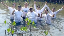 Pegiat dan Aktivis Lingkungan yang tergabung dalam Koalisi Aktivis Lingkungan Hidup Tangerang (Kalung) Terus Gencarkan Penanaman Mangrove sebagai upaya membentuk Green Belt sebagai benteng alami menjaga pesisir pantai Utara Tangerang. Foto: TangerangPos 