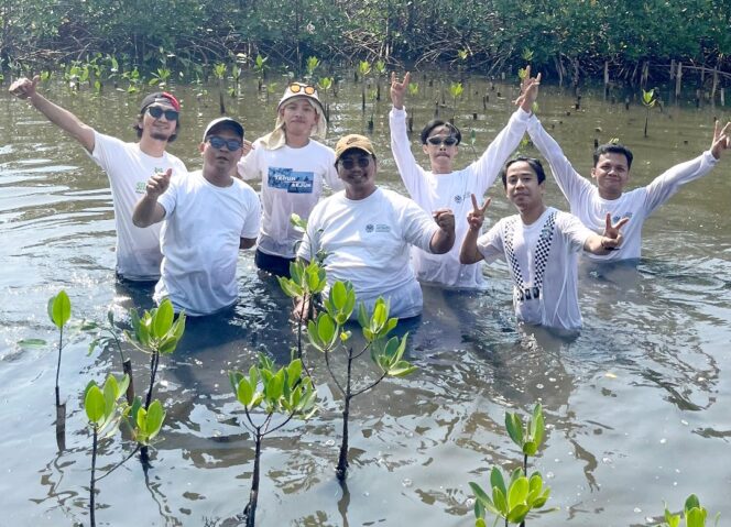 
 Pegiat dan Aktivis Lingkungan yang tergabung dalam Koalisi Aktivis Lingkungan Hidup Tangerang (Kalung) Terus Gencarkan Penanaman Mangrove sebagai upaya membentuk Green Belt sebagai benteng alami menjaga pesisir pantai Utara Tangerang. Foto: TangerangPos 