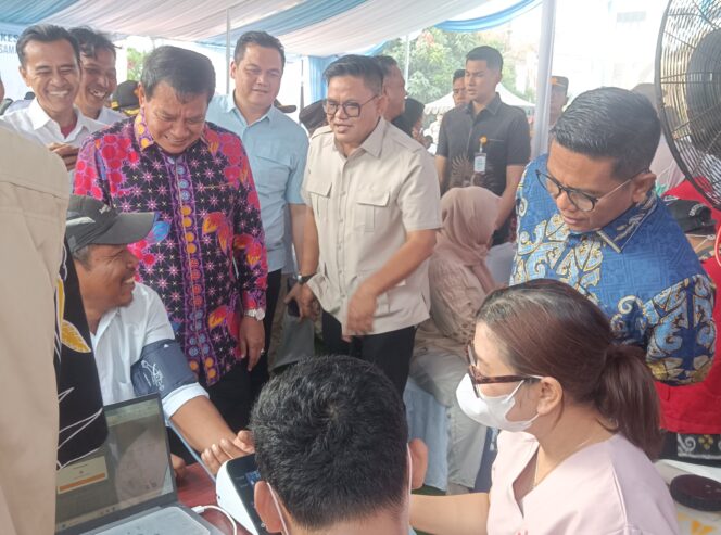 
 Gubernur Banten Andra Soni dan Bupati Tangerang Moch Maesyal Rasyid saat meninjau pelaksanaan CKG di Kecamatan Mauk Kabupaten Tangerang. Foto: TangerangPos
