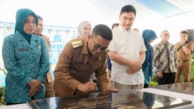 Gubernur Banten Andra Soni saat meresmikan Tujuh USB di SMAN 33 Kecamatan Sepatan, Kabupaten Tangerang. Foto: Ist