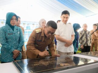 Gubernur Banten Andra Soni saat meresmikan Tujuh USB di SMAN 33 Kecamatan Sepatan, Kabupaten Tangerang. Foto: Ist