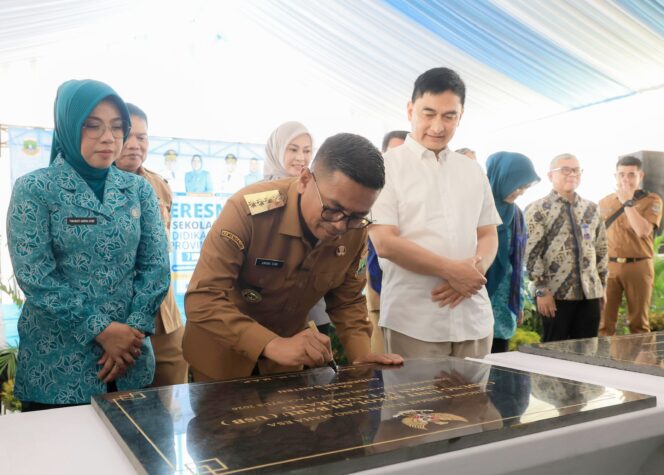 
 Gubernur Banten Andra Soni saat meresmikan Tujuh USB di SMAN 33 Kecamatan Sepatan, Kabupaten Tangerang. Foto: Ist