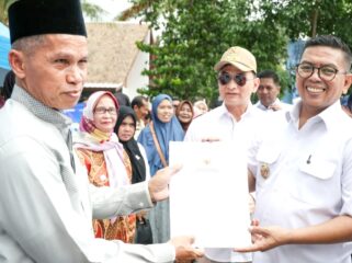 Gubernur Banten Andra Soni Didampingi Wakil Gubernur Banten Dimyati Natakusumah saat serahkan NIB Gratis kepada warga Pandeglang. Foto: Ist