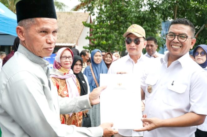 
 Gubernur Banten Andra Soni Didampingi Wakil Gubernur Banten Dimyati Natakusumah saat serahkan NIB Gratis kepada warga Pandeglang. Foto: Ist