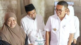 Gubernur Banten Andra Soni saat Kunjungi Rumah Solehuddin (54), warga Kampung Garokgeg, Desa Cempaka, yang menjadi salah satu penerima manfaat Program Bedah Rumah. Foto: Ist