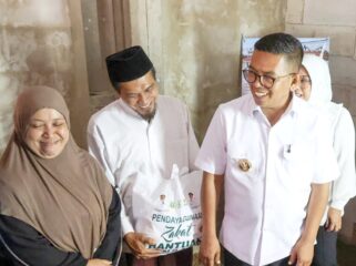 Gubernur Banten Andra Soni saat Kunjungi Rumah Solehuddin (54), warga Kampung Garokgeg, Desa Cempaka, yang menjadi salah satu penerima manfaat Program Bedah Rumah. Foto: Ist