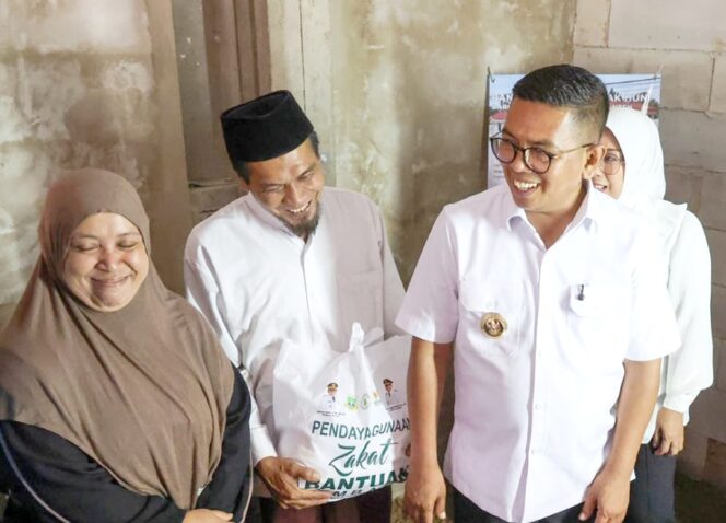
 Gubernur Banten Andra Soni saat Kunjungi Rumah Solehuddin (54), warga Kampung Garokgeg, Desa Cempaka, yang menjadi salah satu penerima manfaat Program Bedah Rumah. Foto: Ist
