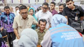 Gubernur Banten Andra Soni saat Menyapa Fajar Nurhuda (51), warga Kampung Sukamulya, Kabupaten Tangerang yang mengikuti Program Cek Kesehatan Gratis (CKG). Foto: Ist