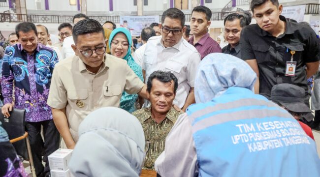 Gubernur Banten Andra Soni saat Menyapa Fajar Nurhuda (51), warga Kampung Sukamulya, Kabupaten Tangerang yang mengikuti Program Cek Kesehatan Gratis (CKG). Foto: Ist