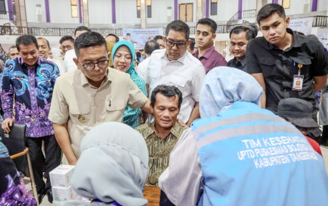 
 Gubernur Banten Andra Soni saat Menyapa Fajar Nurhuda (51), warga Kampung Sukamulya, Kabupaten Tangerang yang mengikuti Program Cek Kesehatan Gratis (CKG). Foto: Ist
