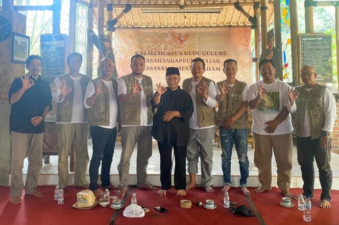 
 Enviromental Journalist Network (EJN) Bersama Maestro Bambu Abah Jatnika saat Mengikuti Pelatihan Bambu di Yayasan Bambu Indonesia (YBI) di Cibinong, Kabupaten Bogor. Foto: EJN