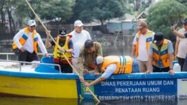 Wali Kota Tangerang, H. Sachrudin, turun langsung meninjau kondisi Sungai Cisadane bersama Dinas Lingkungan Hidup, PDAM Tirta Benteng, Dinas Pekerjaan Umum (PUPR) dan BPBD Kota Tangerang. Foto: Ist