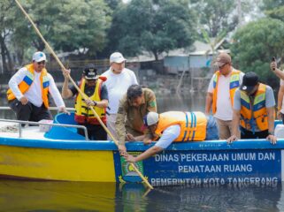 Wali Kota Tangerang, H. Sachrudin, turun langsung meninjau kondisi Sungai Cisadane bersama Dinas Lingkungan Hidup, PDAM Tirta Benteng, Dinas Pekerjaan Umum (PUPR) dan BPBD Kota Tangerang. Foto: Ist