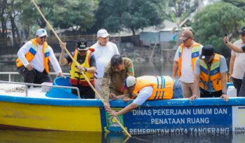 Wali Kota Tangerang, H. Sachrudin, turun langsung meninjau kondisi Sungai Cisadane bersama Dinas Lingkungan Hidup, PDAM Tirta Benteng, Dinas Pekerjaan Umum (PUPR) dan BPBD Kota Tangerang. Foto: Ist
