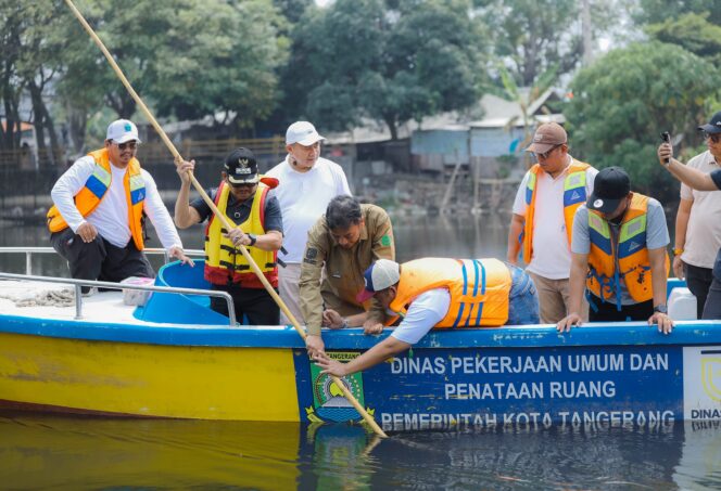 
 Wali Kota Tangerang, H. Sachrudin, turun langsung meninjau kondisi Sungai Cisadane bersama Dinas Lingkungan Hidup, PDAM Tirta Benteng, Dinas Pekerjaan Umum (PUPR) dan BPBD Kota Tangerang. Foto: Ist