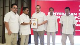 Wali Kota Serang sekaligus Ketua DPC Gerindra Kota Serang saat menerima SK DPP Partai Gerindra yang diserahkan langsung oleh Ketua DPD Gerindra Provinsi Banten, Andra Soni. Foto: Imam DJM 