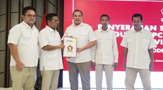Wali Kota Serang sekaligus Ketua DPC Gerindra Kota Serang saat menerima SK DPP Partai Gerindra yang diserahkan langsung oleh Ketua DPD Gerindra Provinsi Banten, Andra Soni. Foto: Imam DJM 