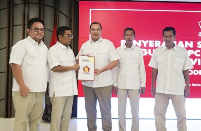 
 Wali Kota Serang sekaligus Ketua DPC Gerindra Kota Serang saat menerima SK DPP Partai Gerindra yang diserahkan langsung oleh Ketua DPD Gerindra Provinsi Banten, Andra Soni. Foto: Imam DJM 