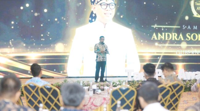 Gubernur Banten Andra Soni saat menghadiri Malam Anugerah Banten Achievement TangerangPos Awards 2026. Foto: TangerangPos 