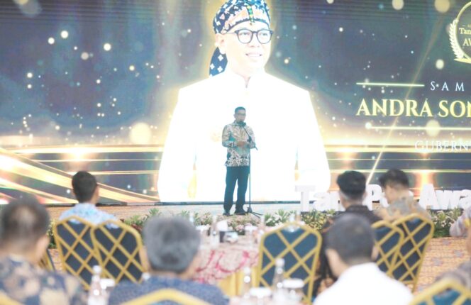 
 Gubernur Banten Andra Soni saat menghadiri Malam Anugerah Banten Achievement TangerangPos Awards 2026. Foto: TangerangPos 