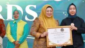 Wakil Bupati Tangerang, Intan Nurul Hikmah, saat menerima Penghargaan Banten Achievement TangerangPos Awards 2026. Foto; Ist 